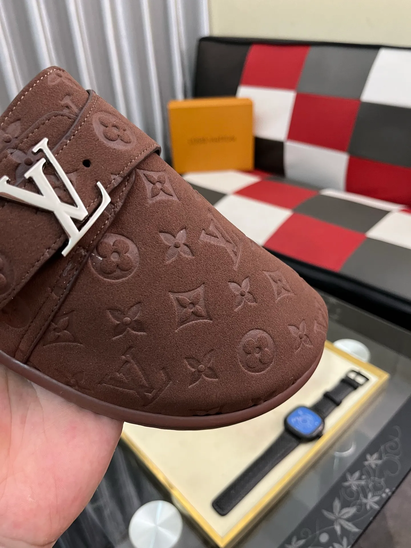 Men's shoes 💰380⌚️⌚️2025 new men's casual sandals and slippers, made of suede cow leather, with Monogram pattern to highlight the trendy style. Adjustable straps illuminated with LV letters, while a resilient insole and micro outsole provide lightweight comfort. Made of suede cow leather with embossed Monogram pattern and brand element metal hardware✅Adjustable straps➕Tough insole‼ ️Micro outsole. Comfortable and easy to wear‼ ️size: 38-446️⃣Colors available
